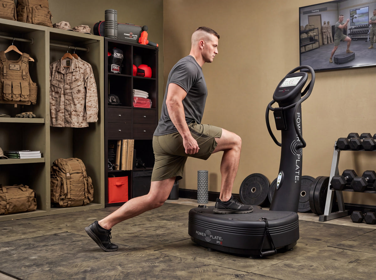 Lunge on the Power Plate pro8 in a training studio