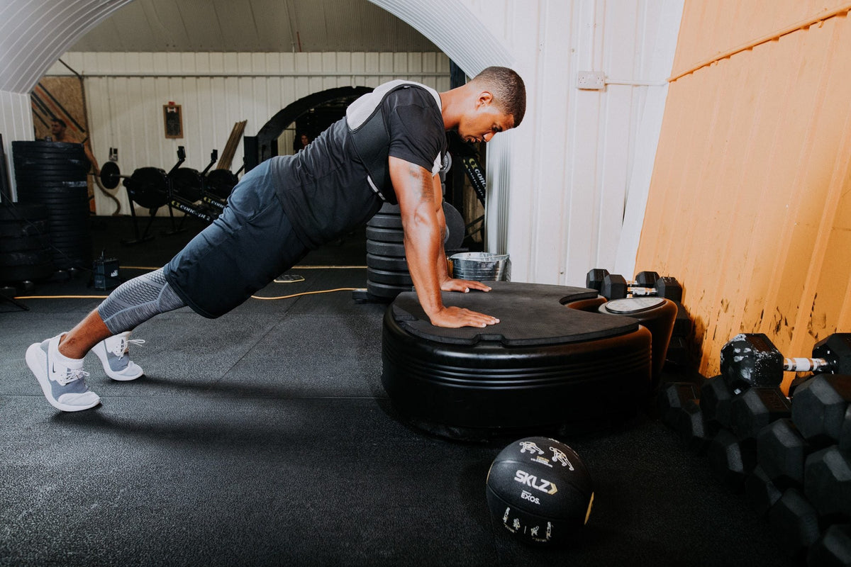 Push-up on the Power Plate pro5HP in a home gym