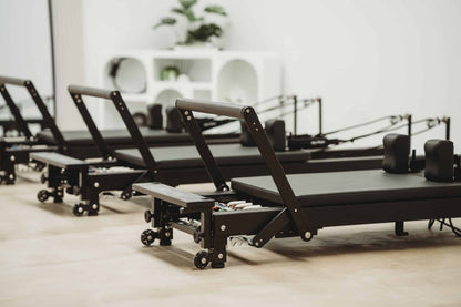 Align Pilates® C8-PRO Studio Pilates Reformer - Noir/Black Bundle